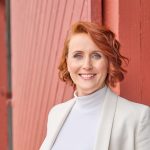 Porträtfoto einer Frau vor einer roten Wand (Founders Update #67)